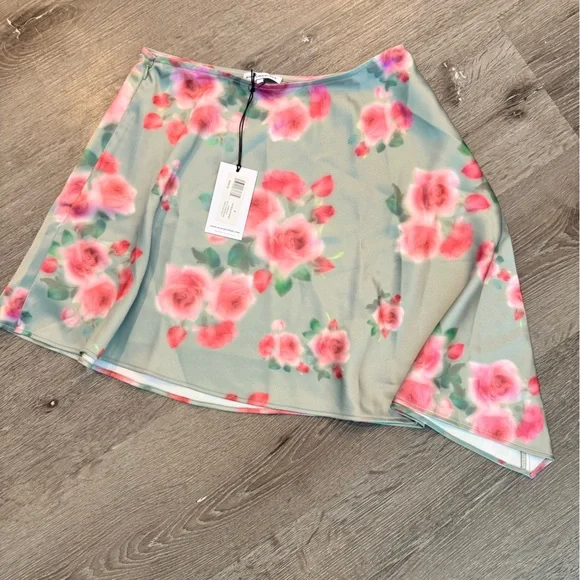 WeWoreWhat Romantic Rose Print Mini Slip Skirt Size 2,10 NWT - Picture 1 of 8